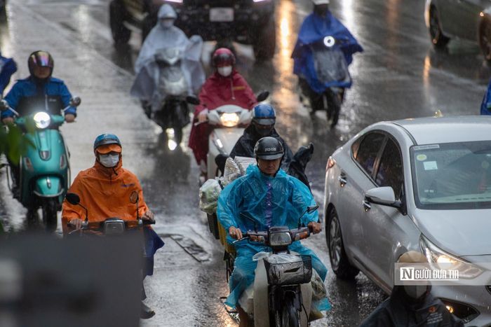 Tuy di chuyển có phần khó khăn hơn, nhưng cơn mưa giúp người dân cảm thấy dễ chịu hơn sau những ngày nắng nóng gay gắt với nền nhiệt có thời điểm xấp xỉ 40°C.