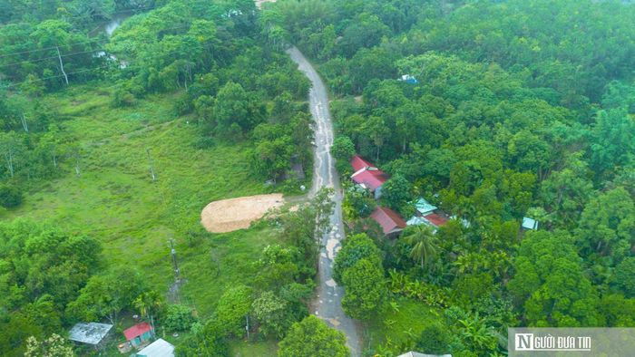 Quốc lộ 14D có nhiều đoạn xuống cấp, bụi mù mùa nắng, lầy lội mùa mưa, khiến việc đi lại của người dân vùng biên gặp nhiều khó khăn.