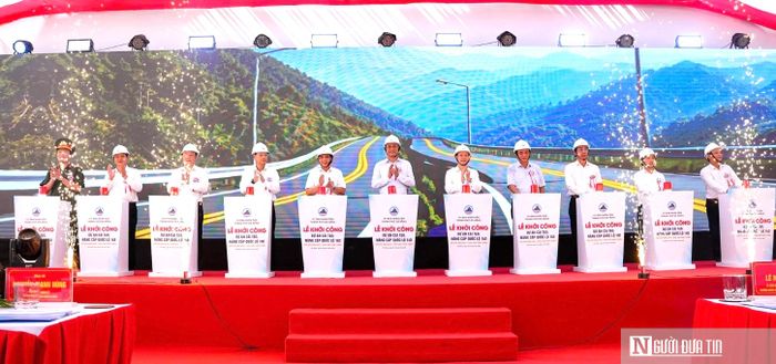 Dự án cải tạo, nâng cấp Quốc lộ 14D được khởi công ngày 26/6, mở trục giao thương từ đường Hồ Chí Minh lên Cửa khẩu quốc tế Nam Giang.