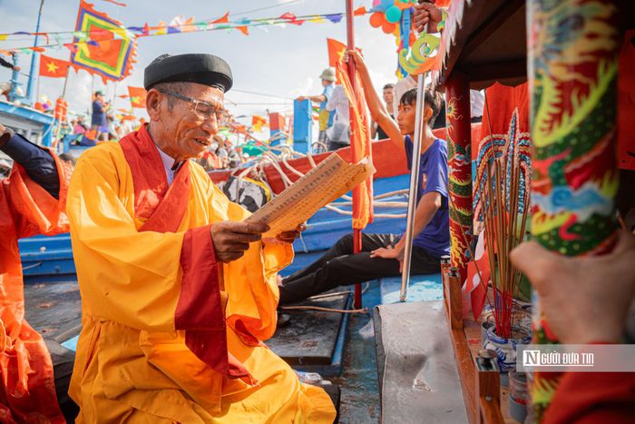 Người chủ tế mặc áo dài khăn đóng nghiêm trang bước đến đứng trước hương án dâng hương và cầu khấn theo lễ tục. 