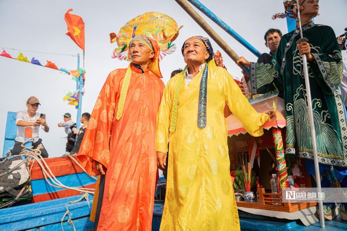 Theo các ngư dân ở đây, những chuyến biển giã ngoài khơi khó lường, ngư dân không ít lần gặp nạn trên biển, nhưng rồi được “Ông” cứu sống trong những trận phong ba. Từ đó, làng luôn ghi nhớ ơn cứu mạng, nên đã lập lăng thờ cúng cho “Ông” hằng năm.