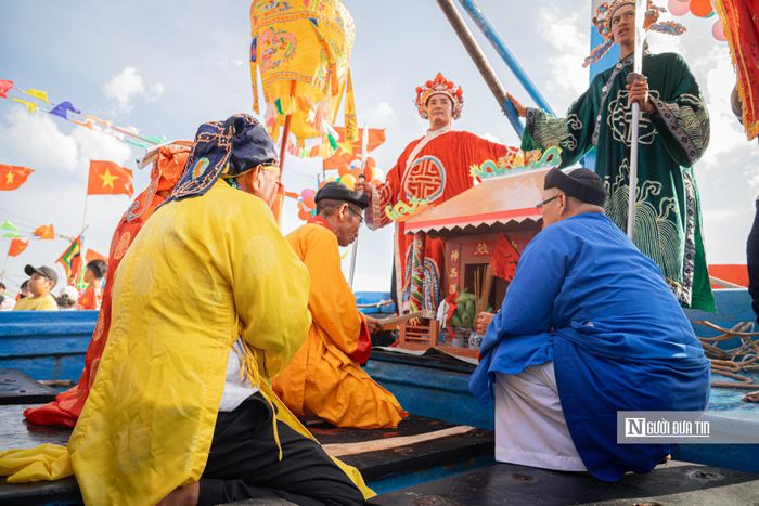 Ngư dân trong làng làm một “kiệu thần” được nghinh rồi đặt lên một chiếc thuyền lớn, trên thuyền trang trí cờ hoa, cờ hội rực rỡ, lộng lẫy; bố trí chiêng trống, đội nhạc để phụ trợ trong lễ nghinh thần và xuất phát.