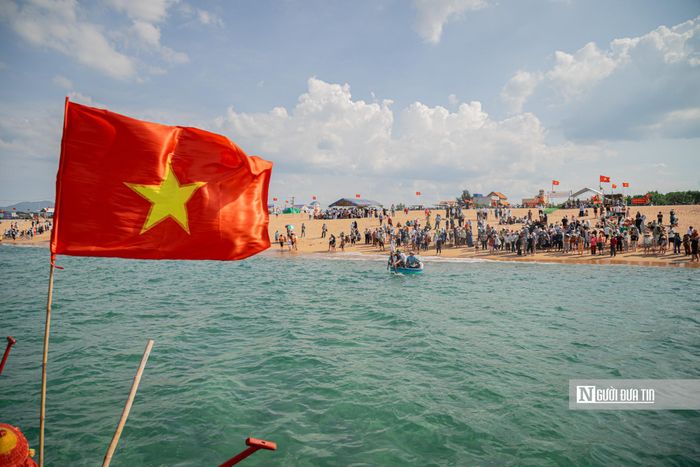 Với người dân làng Lò (khu phố Phú Hiệp, tỉnh Đắk Lắk), cầu ngư là lễ hội quan trọng nhất trong năm. Ngư dân từ khắp các vùng biển đã tề tựu về lăng Ông của làng Lò và bờ biển trước lăng để thực hiện nghi thức cúng âm hồn và nghinh thần trên biển về nhập lăng. 
