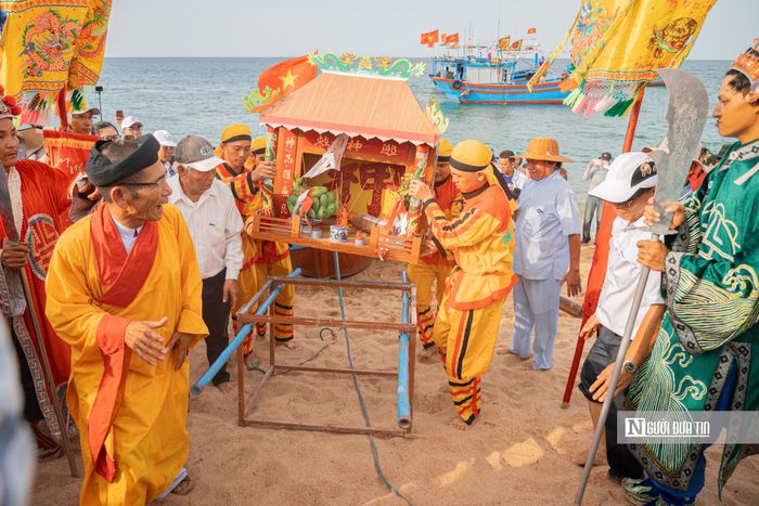 Khi lễ cúng hoàn tất, cả đoàn người cùng hò reo vang dậy trên biển; các tàu đồng loạt nổ máy, quay mũi hướng vào bờ. "Kiệu thần" sau đó được đoàn rước vào bờ, để đưa trở về lăng