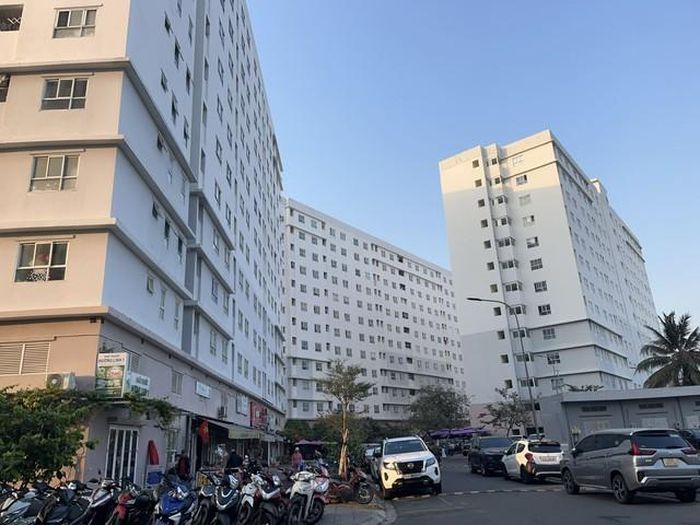 Nếu như năm 2023, phân khúc căn hộ bình dân có giá dưới 25 triệu đồng/m2 còn chiếm khoảng 7% giao dịch thì đến nay đã hoàn toàn biến mất khỏi thị trường sơ cấp. Trong khi đó, tỷ trọng giao dịch căn hộ trung cấp có giá từ 25-50 triệu đồng/m2 giảm mạnh từ 48% năm 2023 xuống còn 26% trong quý I/2026.