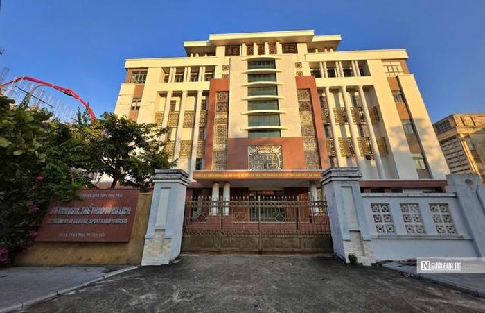 Trụ sở Sở Văn hóa, Thể thao và Du lịch (tỉnh Phú Yên cũ) trên đường Trần Phú xuống cấp, cửa, lan can gỉ sét (Ảnh: Thảo Quyên).
