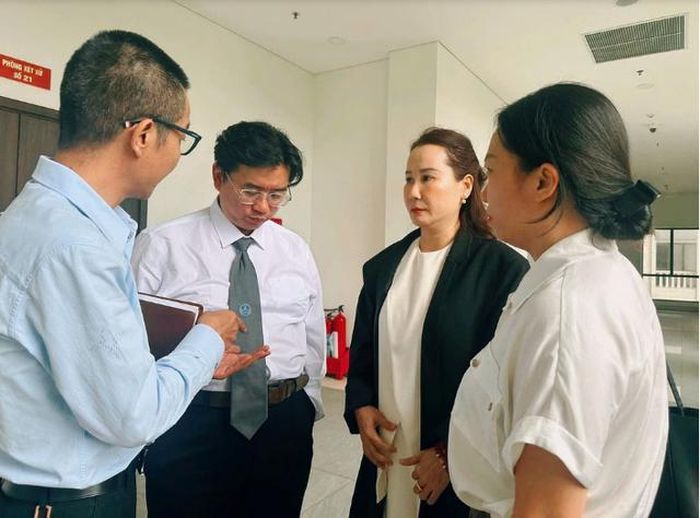 Nhạc sĩ Giáng Son (thứ hai từ phải) và nhạc sĩ Nguyễn Vĩnh Tiến ( trái) cùng luật sư, thảo luận bên ngoài phiên tòa, hôm 22/6. Ảnh: Thanh Lam
