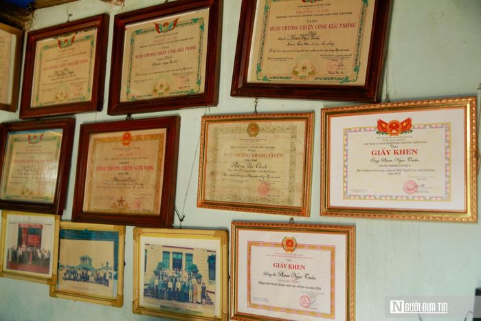 Bức tường lưu giữ lại nhiều huân chương, giấy khen của người cựu chiến binh Phạm Ngọc Tuấn.