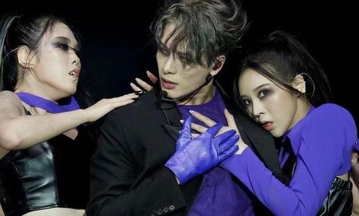 Nam ca sĩ Jackson Wang trên sân khấu biểu diễn.
