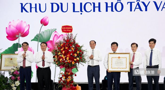 Ban Tổ chức trao Quyết định công nhận "Khu du lịch Hồ Tây và vùng phụ cận" và Chứng nhận Di sản văn hóa phi vật thể quốc gia đối với nghề ướp trà sen Quảng An.