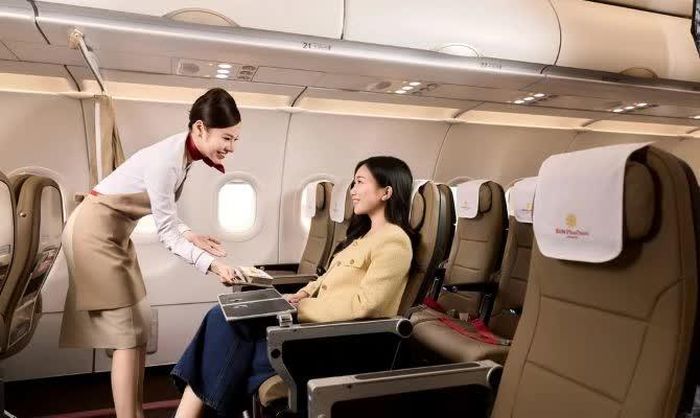 Du khách trải nghiệm dịch vụ trên một chuyến bay.