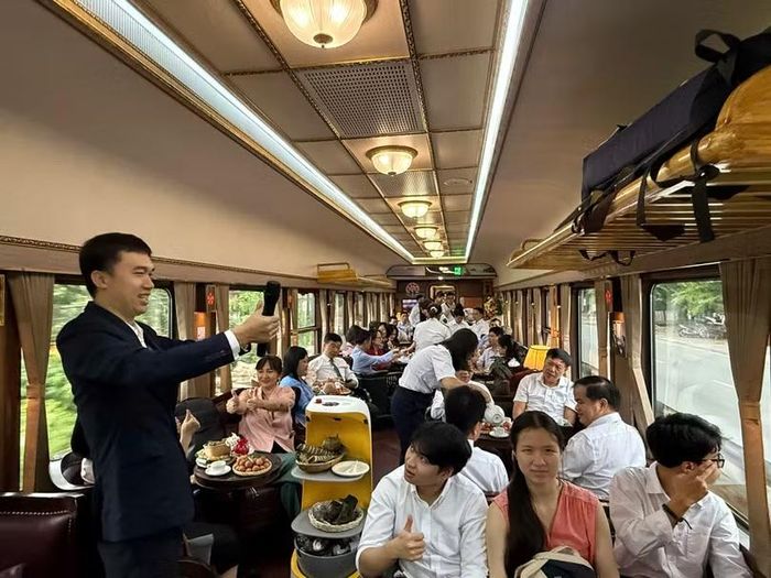 Đoàn tàu Bạch Mai là đôi tàu PL1/PL2 hoạt động cố định từ thứ Hai đến thứ Sáu hằng tuần. Ảnh: B.N.