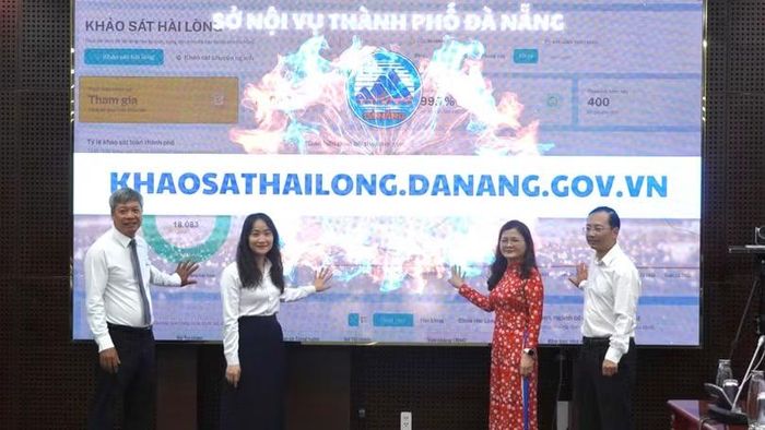 Phó Chủ tịch UBND TP Đà Nẵng Hồ Quang Bửu (bìa trái) và các đại biểu thực hiện nghi thức bấm nút công bố Hệ thống khảo sát mức độ hài lòng đối với người dân, doanh nghiệp. Ảnh Xuân Huy.