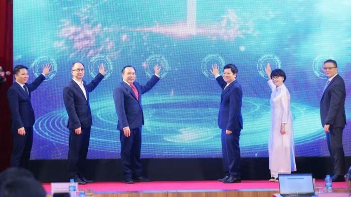 Các đại biểu thực hiện nghi thức ra mắt Trung tâm quốc gia hỗ trợ sản xuất thử chip bán dẫn, ngày 26/6. Ảnh: Bộ KHCN