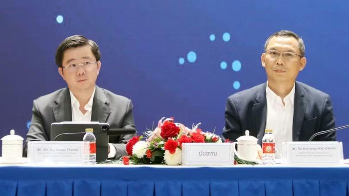 Thứ trưởng Bùi Hoàng Phương và người đồng cấp của Lào thống nhất mục tiêu công nhận chéo chữ ký số giữa 2 nước. Ảnh: NEAC.