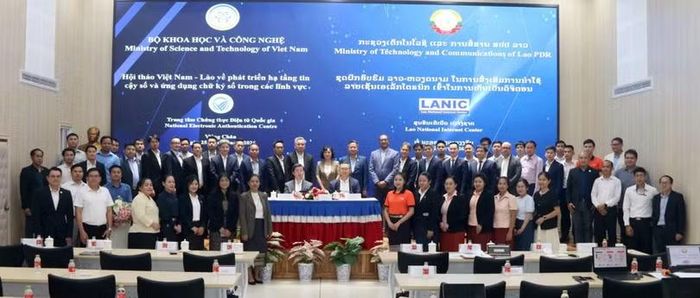 Các đại diện Bộ Khoa học và Công nghệ Việt Nam và Bộ Công nghệ và Truyền thông Lào tại hội thảo về thúc đẩy ứng dụng chữ ký số. Ảnh: NEAC.