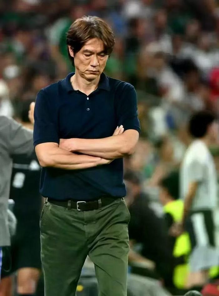 HLV Hong Myung-bo hứng chịu nhiều chỉ trích ngay từ trước khi diễn ra World Cup. Ảnh: Chosun.