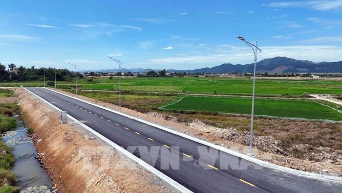 Hệ thống điện chiếu sáng đã được lắp đặt tại Khu tái định cư dự án đường sắt tốc độ cao ở Tổ dân phố Liên Vinh. Ảnh: Hữu Quyết – TTXVN