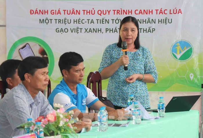 Bà Trần Thị Kim Thúy, Phó Chi cục trưởng Chi cục Trồng trọt và Bảo vệ thực vật thành phố Cần Thơ thông tin, phổ biến về phương hướng, mục tiêu thực hiện Đề án 1 triệu ha lúa trên địa bàn thành phố. Ảnh: Thu Hiền - TTXVN