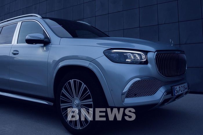 Điểm nhấn nhận diện của Mercedes-Maybach GLS 480 4MATIC Facelift nằm ở lưới tản nhiệt nan dọc mạ chrome khắc chữ “MAYBACH” ở viền trên. Cụm đèn trước MULTIBEAM LED với công nghệ hỗ trợ mở rộng góc chiếu và chức năng hỗ trợ điều chỉnh pha, cốt chủ động