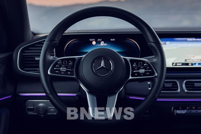 Vô lăng Mercedes Maybach GLS 480 4MATIC Facelift được bọc da/ốp gỗ cao cấp với chữ “MAYBACH”, các nút điều khiển cảm ứng và chức năng sưởi ấm. Bảng đồng hồ kỹ thuật số sau vô lăng 12,3-inch 