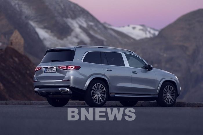 Mercedes-Maybach GLS 480 4MATIC Facelif được trang bị mâm 22-inch đa chấu; bậc lên xuống tự động đóng mở bằng điện; ốp ống xả thiết kế đặc trưng cho Maybach, phủ chrome bóng với các chi tiết nan ngang trang trí