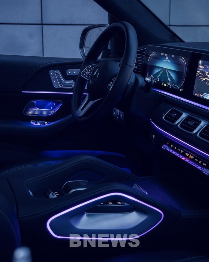 Nội thất Mercedes Maybach GLS 480 4MATIC Facelift được cá nhân hóa ở cấp độ thủ công với vật liệu cao cấp như da Nappa Exclusive, gỗ walnut open pore và trần MANUFAKTUR microcut 