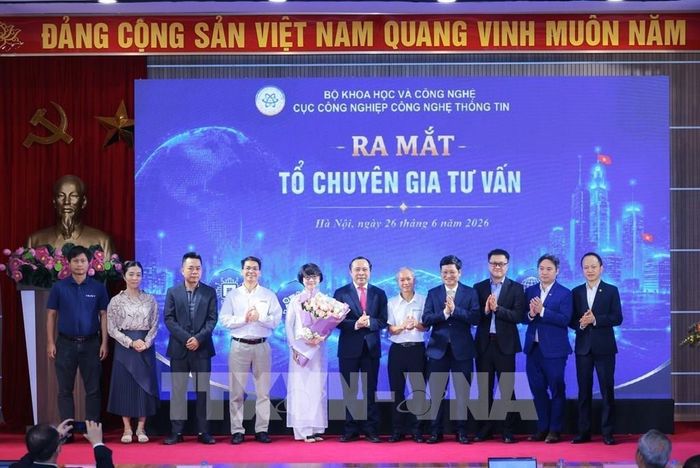Bộ trưởng Bộ Khoa học và Công nghệ Vũ Hải Quân tặng hoa chúc mừng Tổ chuyên gia tư vấn chuyên môn ra mắt. Ảnh: Hoàng Hiếu - TTXVN