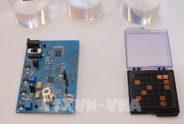 Các sản phẩm trưng bày trong Lễ ra mắt Trung tâm quốc gia hỗ trợ sản xuất thử chip bán dẫn. Ảnh: Hoàng Hiếu - TTXVN 
