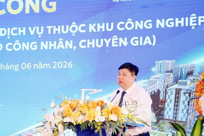 Ông Tường Duy Long, Tổng Giám đốc Công ty TNHH Một thành viên Phát triển hạ tầng Khu công nghiệp Đại An phát biểu tại lễ khởi công. Ảnh: Mạnh Tú - TTXVN 