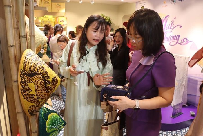 Sản phẩm thủ công từ cỏ bàng được người dân Thủ đô đón nhận. Ảnh: Bộ Công Thương