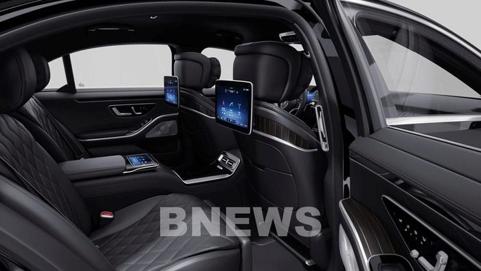 Hàng ghế sau Mercedes-Benz S 450 4MATIC Luxury được thiết kế theo tiêu chuẩn thương gia với gói Chauffeur Package, ghế chỉnh điện có bộ nhớ, massage, sưởi, thông gió và đệm đỡ bắp chân