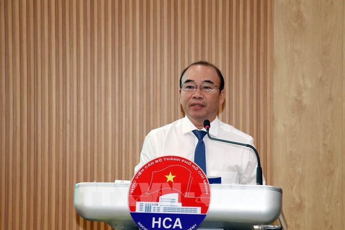 Phó Giáo sư, Tiến sĩ Ngô Hồng Điệp, Phó Hiệu trưởng trường Đại học Thủ Dầu Một báo cáo đề dẫn Hội thảo. Ảnh: Tiến Lực - TTXVN