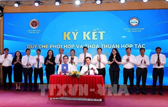 Các đơn vị doanh nghiệp hai tỉnh Phú Thọ - Thanh Hóa ký kết các bản ghi nhớ, hợp tác. Ảnh: Thanh Hải - TTXVN 