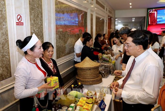 Các đại biểu tham quan gian hàng sản phẩm đặc trưng của hai tỉnh Phú Thọ, Thanh Hóa. Ảnh: Thanh Hải - TTXVN 
