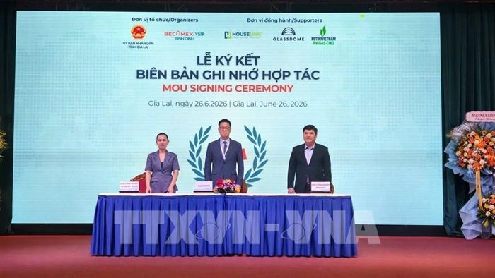 Các đại biểu ký kết bản ghi nhớ hợp tác tại Hội thảo. Ảnh: Sỹ Thắng - TTXVN 