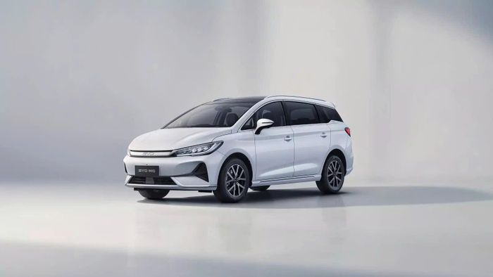 BYD M6.