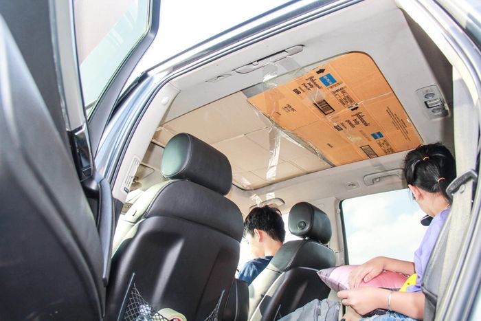 Kính cửa sổ trời hay trần kính ô tô truyền nhiệt nhiều hơn so với mui tôn truyền thống.
