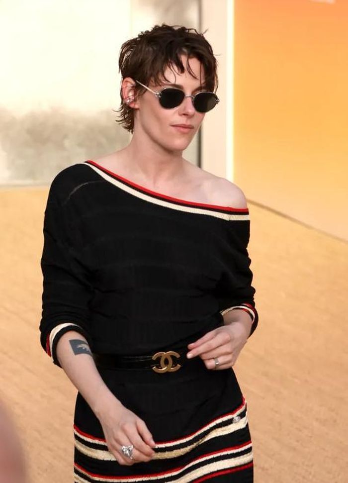 Lựa chọn thời trang của ngôi sao Hollywood Kristen Stewart nhanh chóng trở thành chủ đề bàn tán trên mạng xã hội. Ảnh: Getty Images