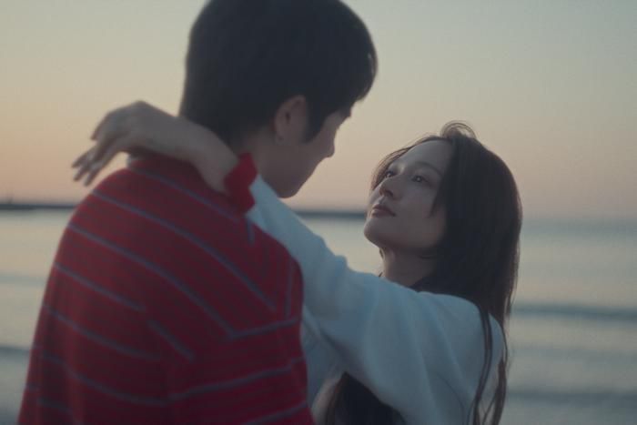 Ca sĩ Bảo Anh tình tứ cùng nam tân binh Vpop trong MV.