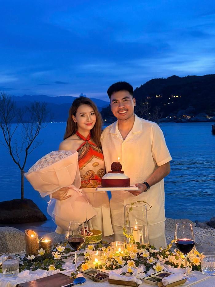 MC Huyền Trang và chồng cầu thủ lựa chọn công bố tin vui khi đi du lịch ở địa điểm sang chảnh. Ảnh: FBNV