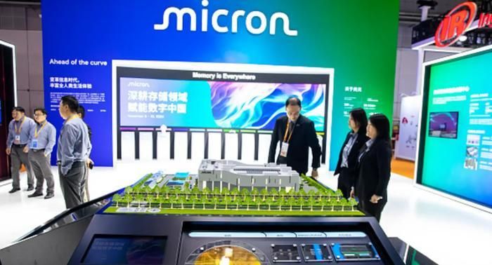 Người dân tham quan gian hàng của Micron tại Triển lãm Nhập khẩu Quốc tế Trung Quốc lần thứ 7, diễn ra tại Trung tâm Triển lãm và Hội nghị Quốc gia ở Thượng Hải, ngày 5 tháng 11 năm 2024. Ảnh: Getty Images