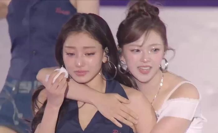 Khoảnh khắc Jihyo (TWICE) không kìm được nước mắt sau concert.