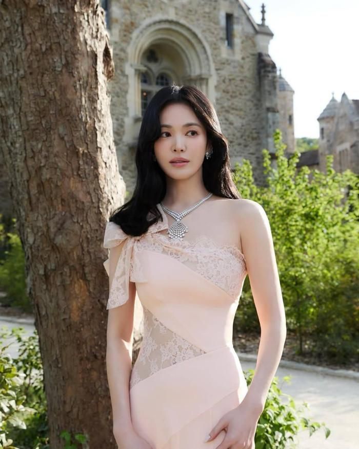 Song Hye Kyo vẫn duy trì sức hút sau nhiều năm hoạt động nghệ thuật.