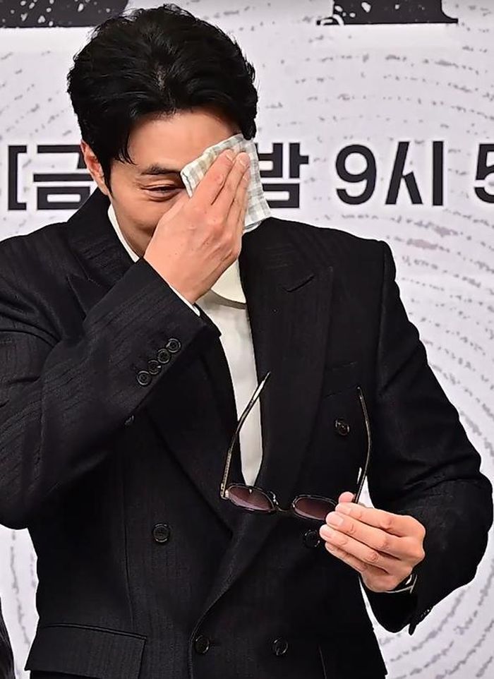 So Ji Sub liên tục lau mồ hôi trên thảm đỏ ra mắt phim. (Nguồn: OSEN)