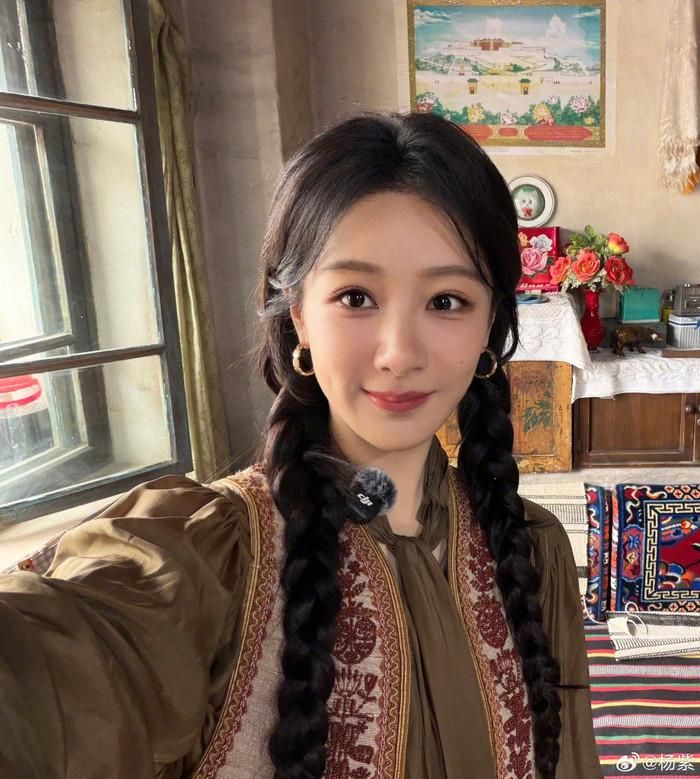 Dương Tử khá cởi mở khi chia sẻ hình ảnh đời thường với người hâm mộ. Ảnh: Weibo