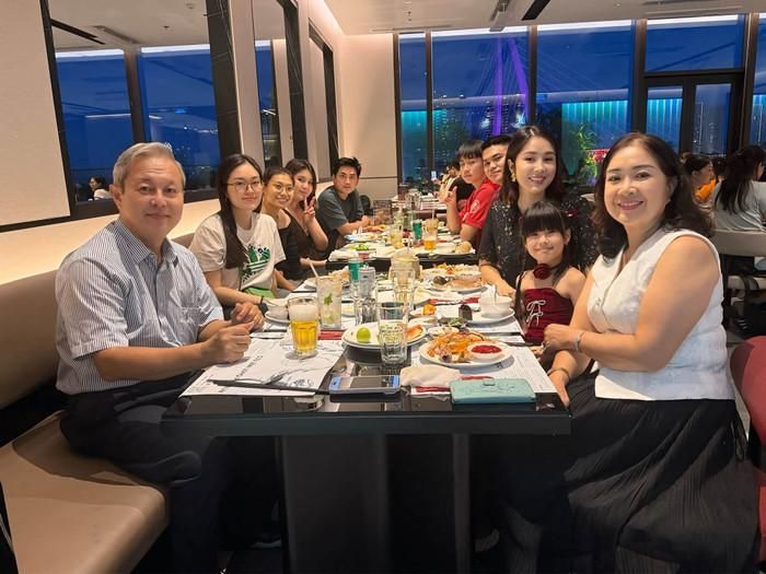 Lê Phương hạnh phúc bên gia đình.