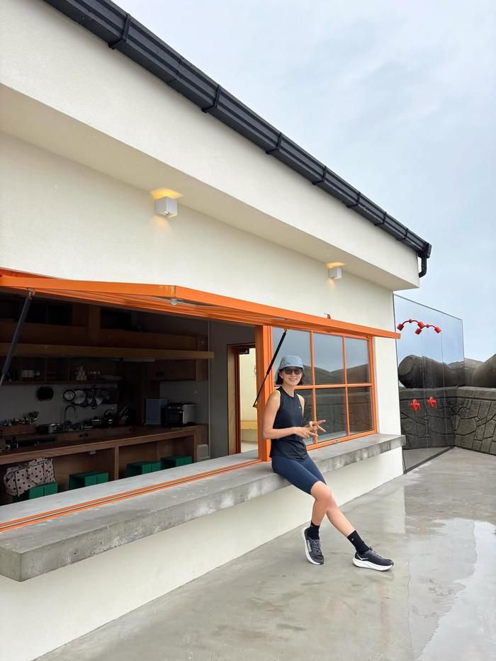 Kim Hee Ae khoe hình thể khỏe khoắn bên khung cửa sổ. (Nguồn: Instagram nhân vật)