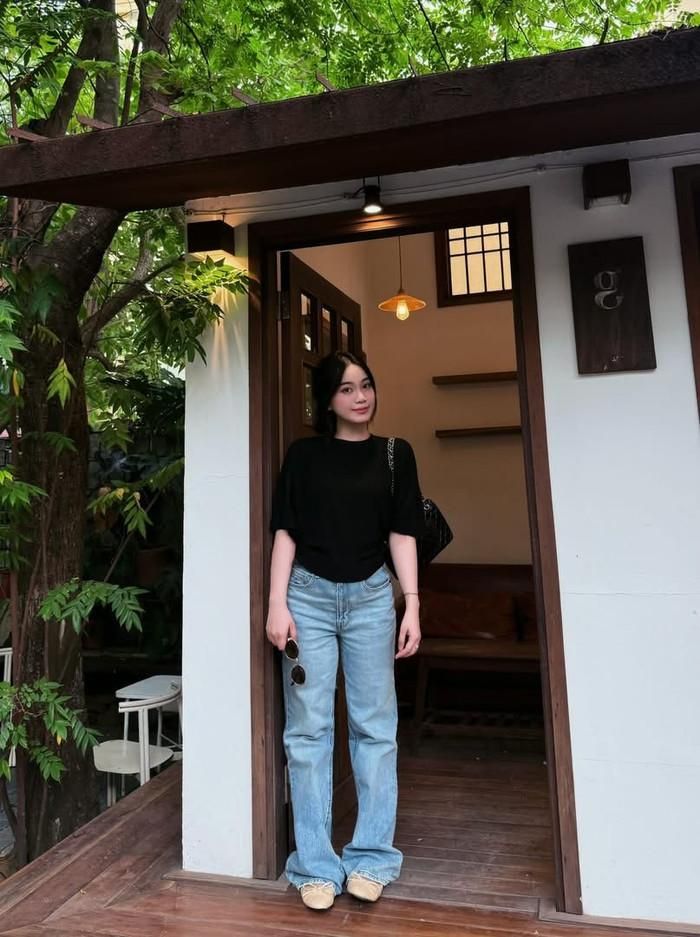 Nguyễn Linh, giáo viên Ngữ văn. Không hoạt động trong giới giải trí hay thể thao, Nguyễn Linh gây thiện cảm bởi sự nhẹ nhàng, giản dị và nền nã. Ảnh: FBNV