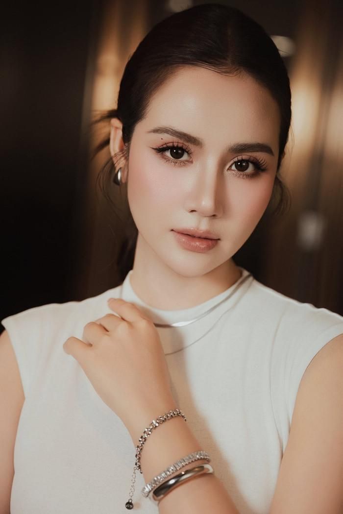 Huyền Lizzie tiếp tục ghi dấu với những vai diễn phụ nữ trưởng thành, giàu nội tâm.